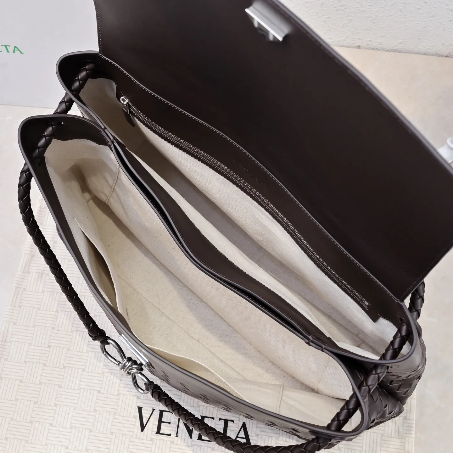 Batch 2960 BOTTEGA VENETA 2025 new men's ANDIAMO backpack Bottega Veneta's main recommendation is undoubtedly Andiamo. The first new favorite of 2025 is a men's splayed buckle bag. It can be seen that the designer has used many small ideas. The detachable cross-body strap is very convenient for elite office workers to carry their work diary. Reduce the burden on your hands when carrying office supplies. The interior is divided into two large compartments and a small zippered compartment. Unlike the women's model, the compartments here are not detachable. The fixed large single layer also makes it easier to pack lightly when going out to work and avoids the accumulation of too many small items. Style number: 5969 Size: 43*32*20cm